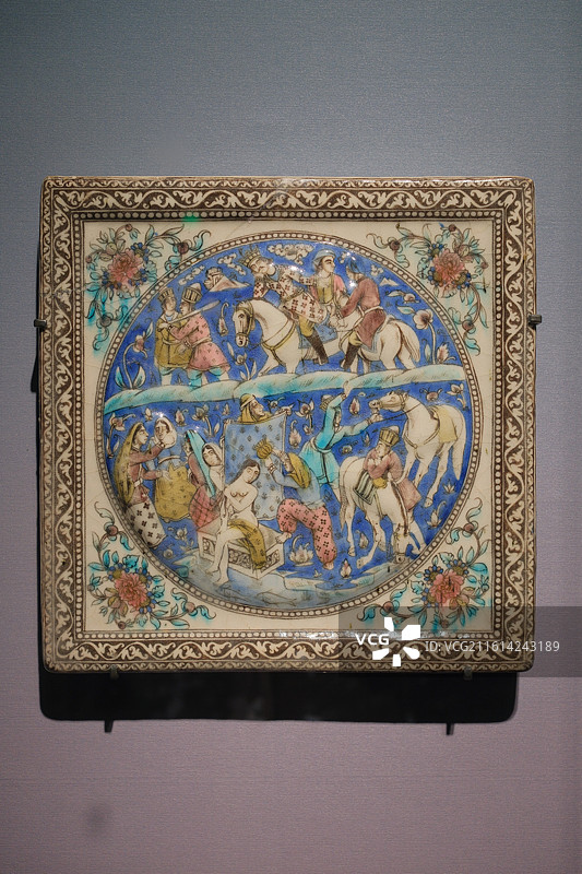 陶砖：席琳沐浴，被霍斯劳国王看见，伊朗约1870—1880年，浦东美术馆“图案的奇迹”图片素材