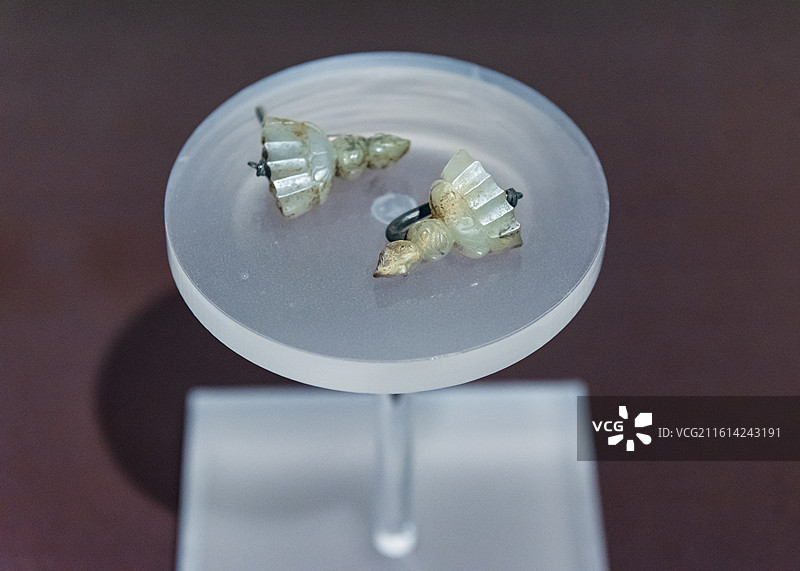 银穿玉伞盖耳环 北宋时期 易县博物馆藏 北京通州大运河博物馆“宋韵辽风”易县大北城宋辽金银器窖藏展图片素材