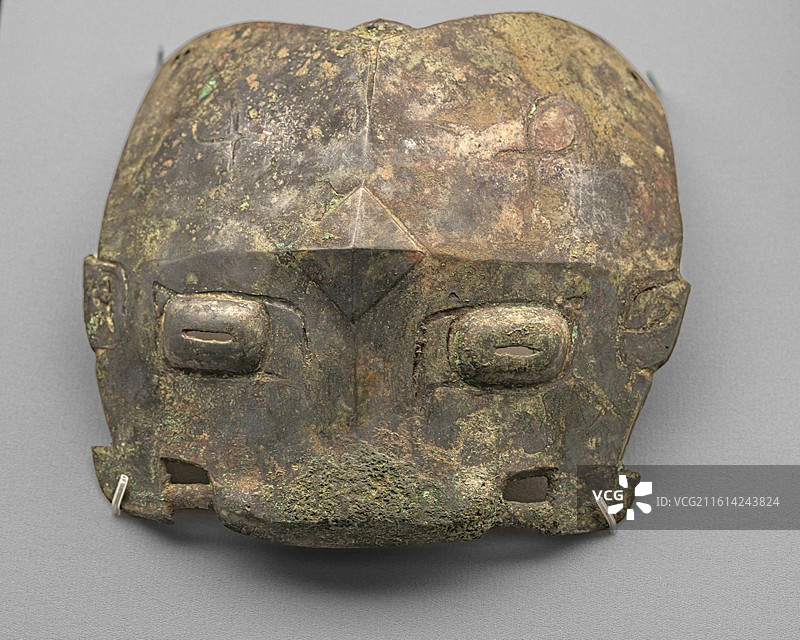 兽面铜胄饰_商_枣庄市博物馆_苏州博物馆_铸河山_中国青铜时代的兵器展图片素材