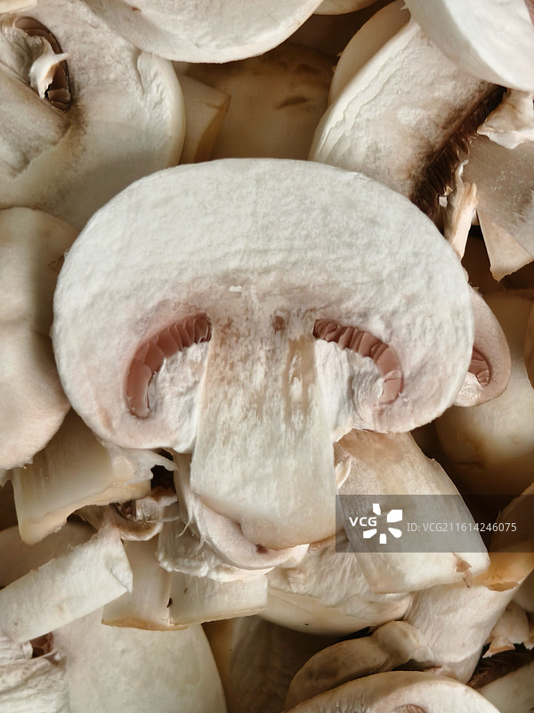 切片的白色口蘑的高角度特写镜头图片素材