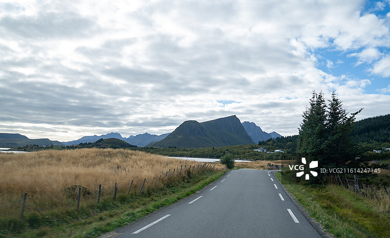 挪威诺尔兰郡埃沃内斯通往雷纳的公路自然风光图片素材