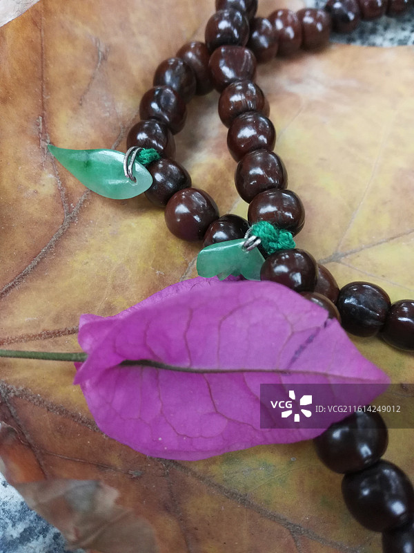 中国传统老银古董首饰品。老绣花布片品老素菩提佛珠手串图片素材