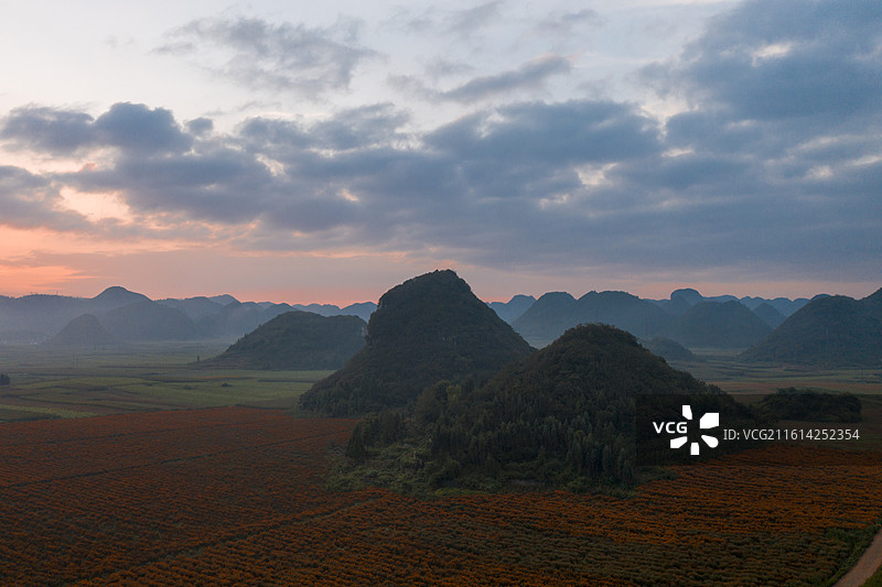 航拍云南罗平金鸡峰丛云海日出美景图片素材