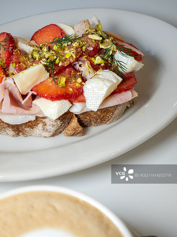 意式咖啡配草莓布里奶酪火腿开放三明治图片素材