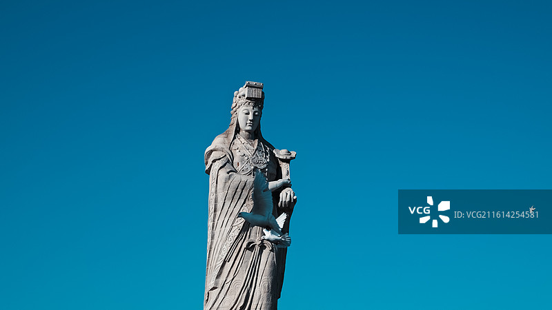 妈祖雕塑与飞翔鸽子图片素材