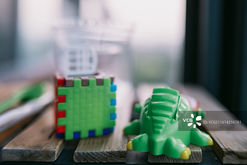 桌子上的玩具特写镜头图片素材