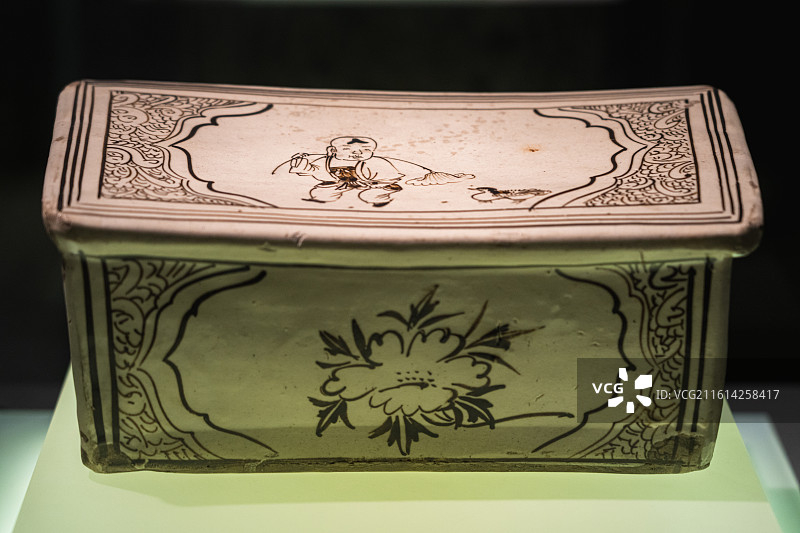 白地黑花开光童子莲雁纹瓷枕（宋）南京博物院藏图片素材