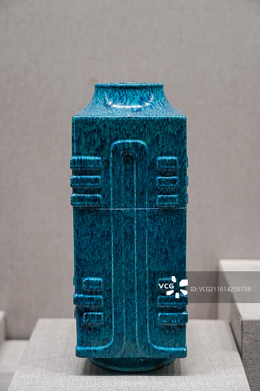 北京故宫，青釉方形陶瓶图片素材