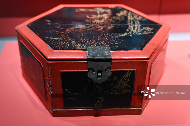 中国传统漆器六角木盒——红漆描金花卉纹饰工艺珍品图片素材
