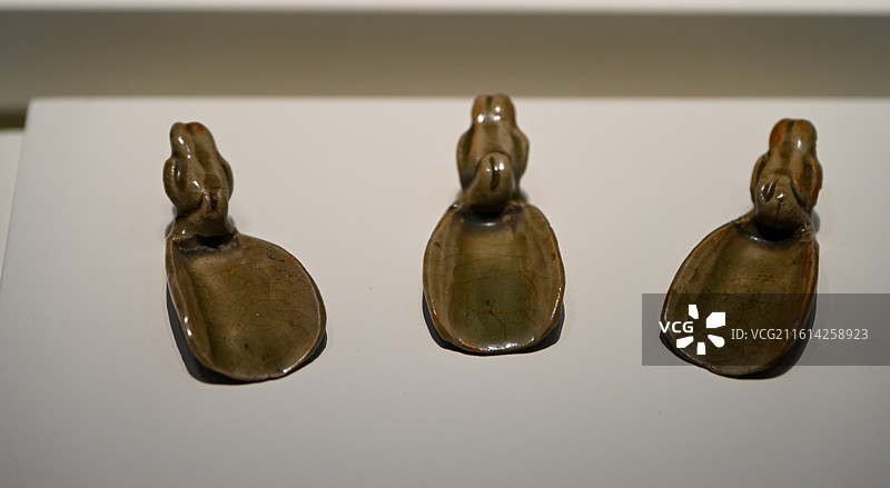 五代吴越国越窑青瓷兔形茶匙（三件）图片素材