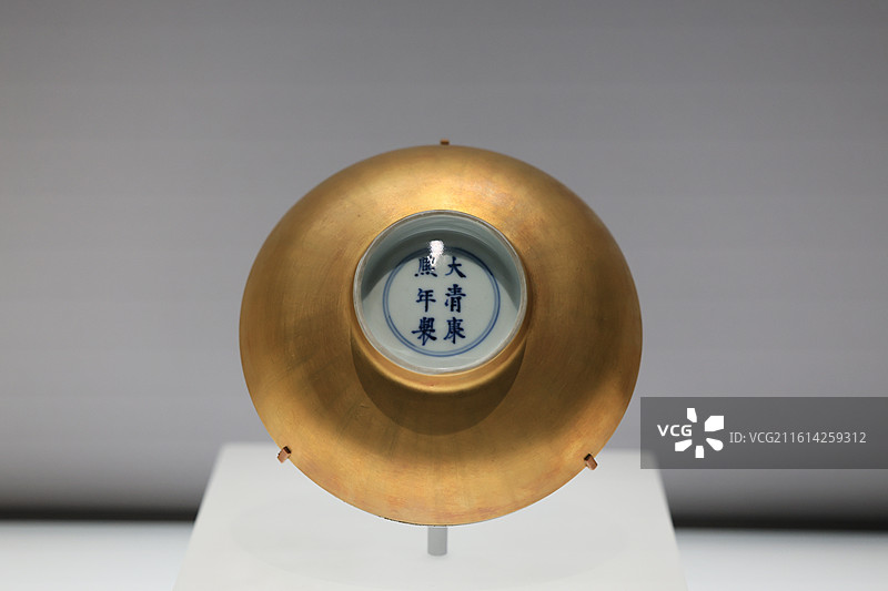 上海博物馆东馆中国历史传统瓷器陶器陶瓷碗盆底款景德镇官窑藏品摄影特写图片素材