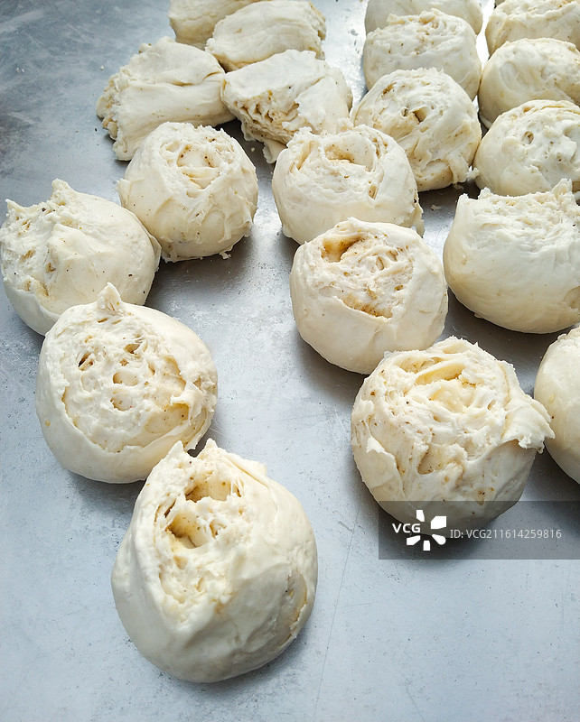 老北京胡同小吃：制作芝麻烧饼的面团图片素材