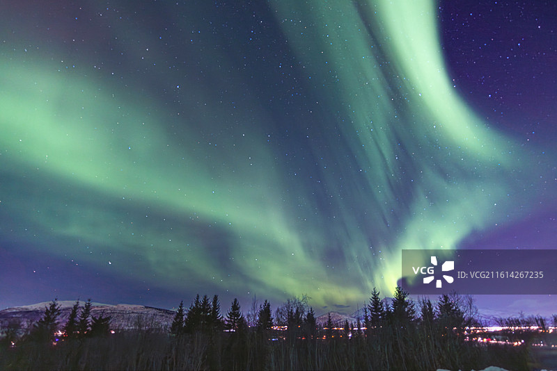 特罗姆瑟上空的璀璨极光图片素材