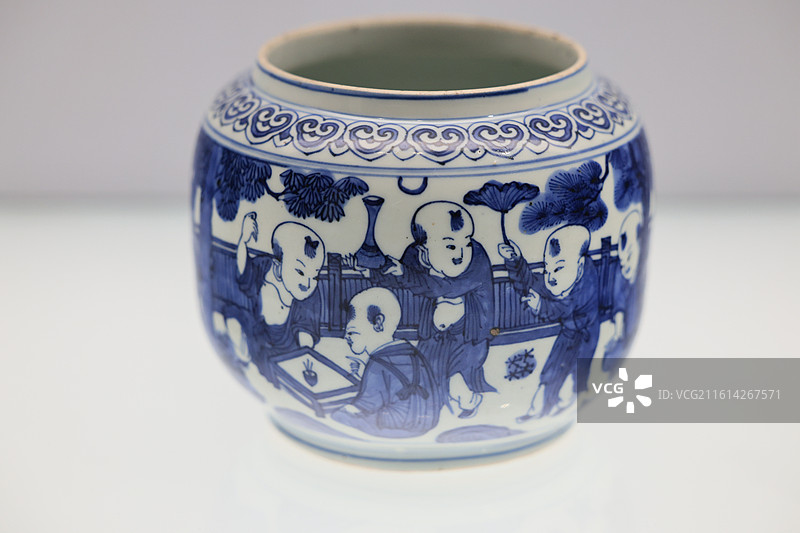 上海博物馆东馆中国历史传统瓷器陶器陶瓷碗盆底款景德镇官窑藏品摄影特写图片素材