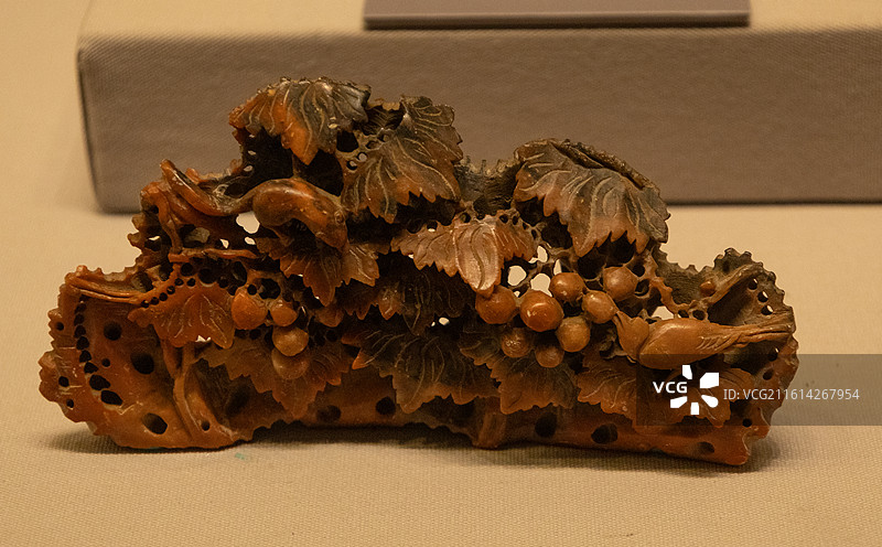 红寿山石镂雕松鼠葡萄-清朝-云南省博物馆图片素材