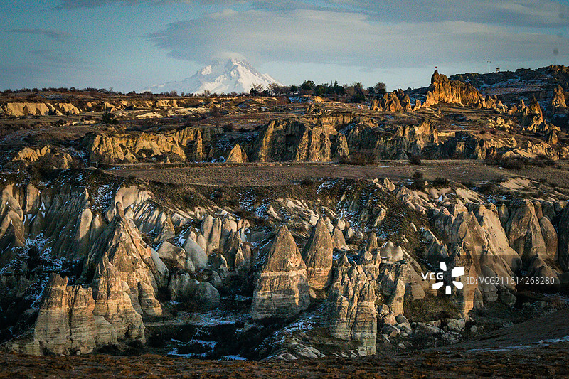 土耳其卡帕多奇亚冬天雪山地貌图片素材
