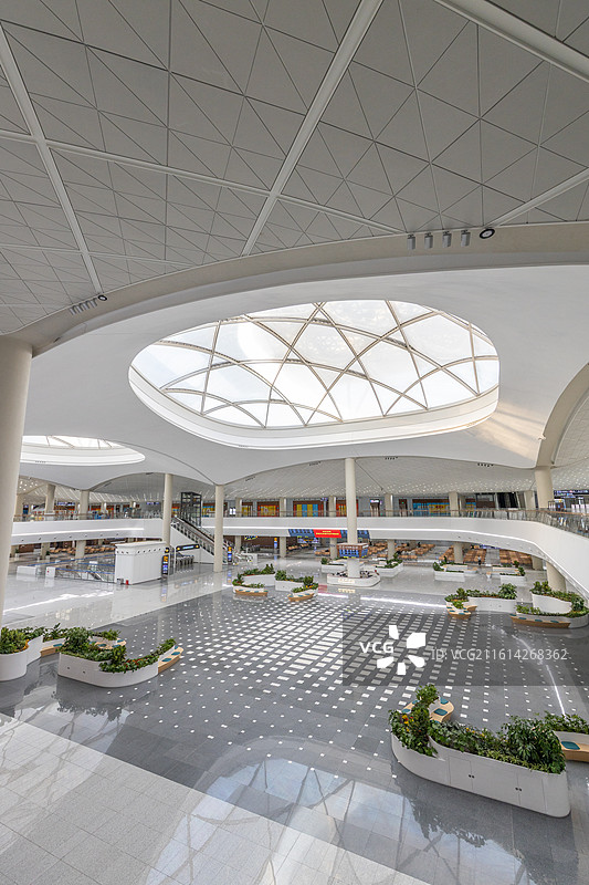 北京通州站车站大厅内带穹顶天窗的多层空间图片素材