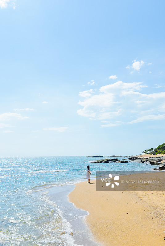 一个亚洲女性在海南三亚市南山大小洞天旅游区小月湾海滩度假旅游图片素材