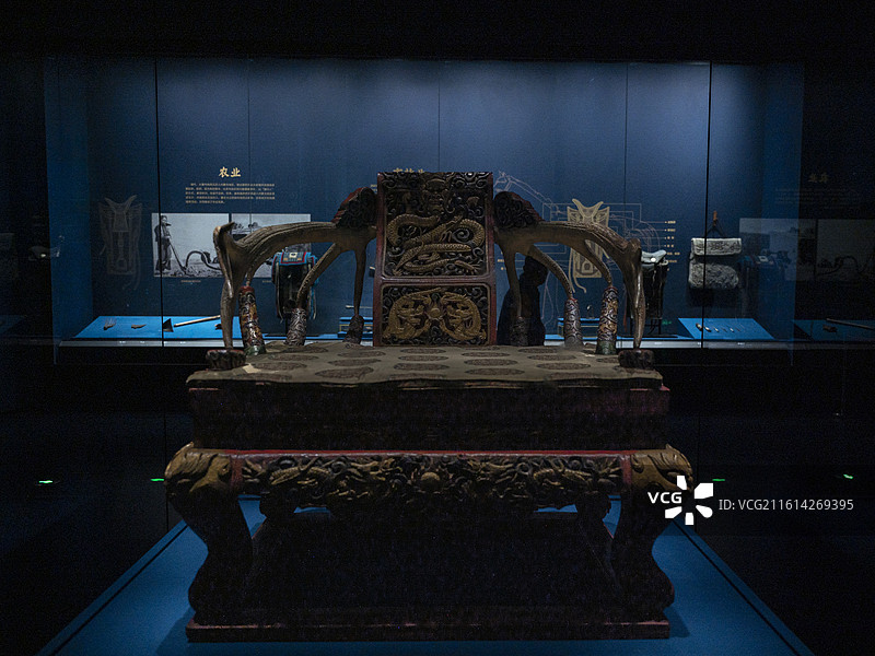 浮雕彩绘龙纹鹿角扶手札萨克宝座，清代，内蒙古博物院藏，一级文物图片素材