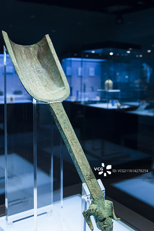 羊首铜铲 商代 北京市保利艺术博物馆藏图片素材