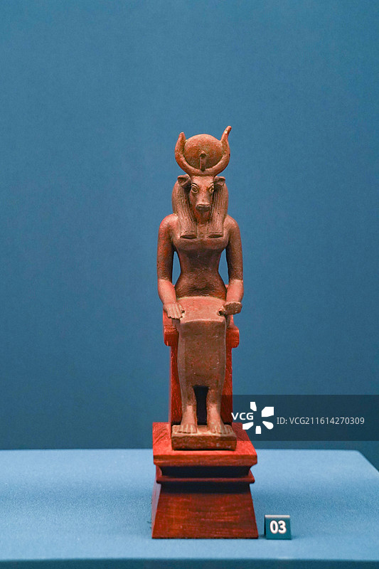 埃及国家博物馆藏后期埃及青铜哈托尔坐像图片素材