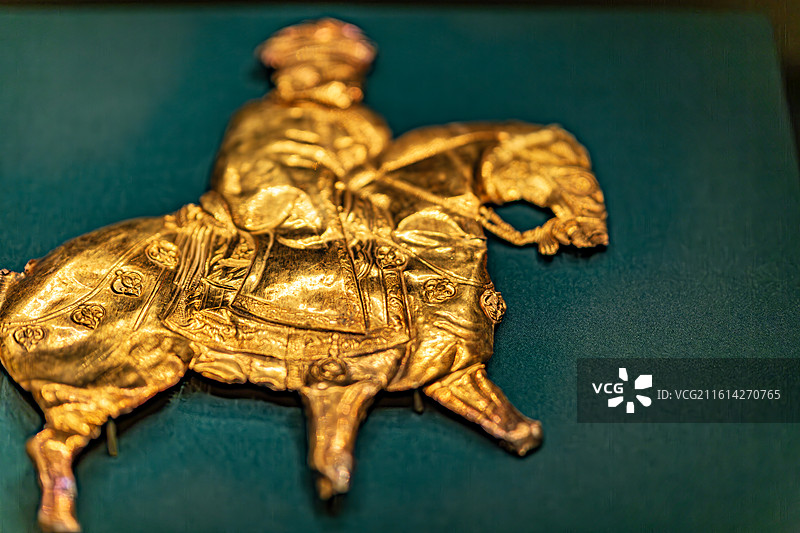 首都博物馆黄金缕特展香港故宫文化博物馆藏吐蕃骑士形饰牌图片素材
