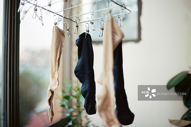家里挂在晾衣绳上的衣服特写镜头图片素材