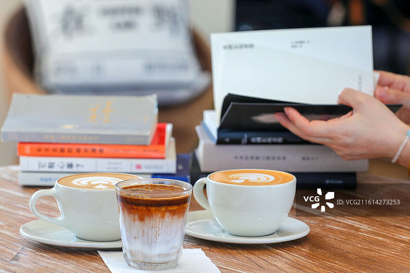 咖啡与书香，个体的小确幸，拍摄于扬州在野咖啡馆图片素材