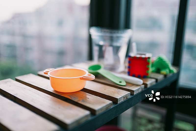 桌子上的杯子和饮料的特写镜头图片素材