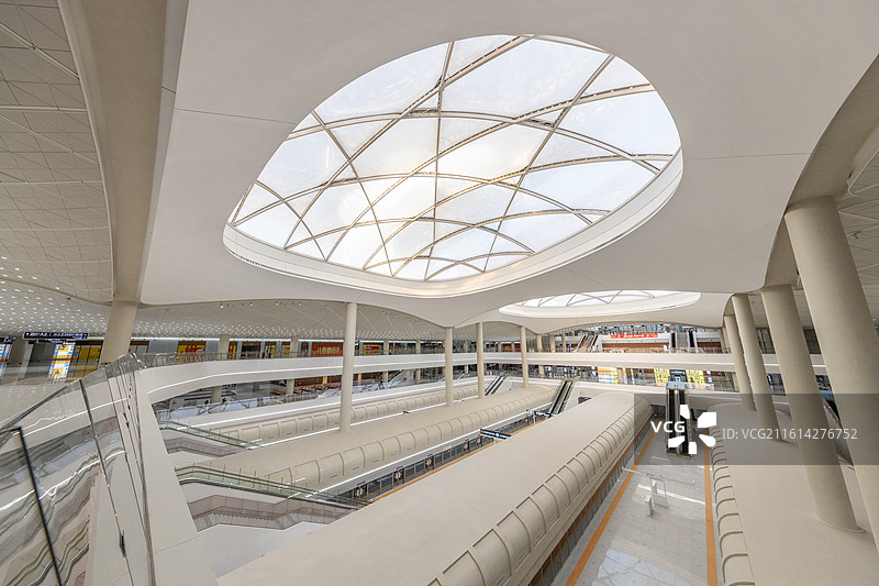 北京通州站车站大厅内带穹顶天窗的多层空间图片素材