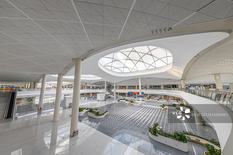 北京通州站车站大厅内带穹顶天窗的多层空间图片素材