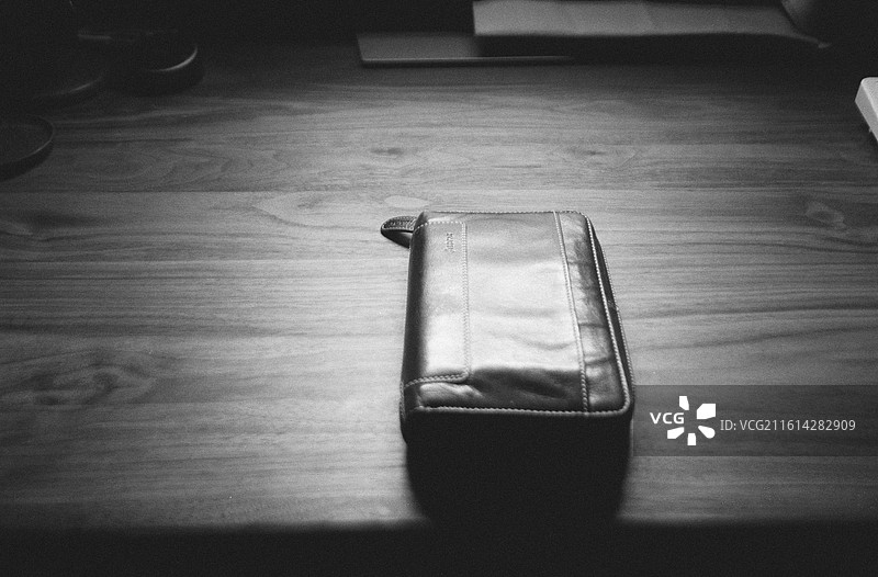 桌子上的皮革钱包特写镜头图片素材