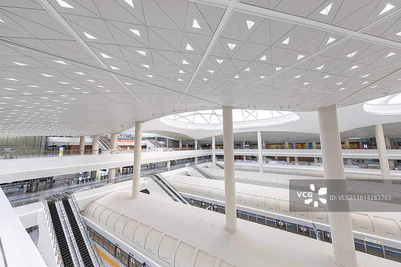 北京通州站车站大厅内带穹顶天窗的多层空间图片素材