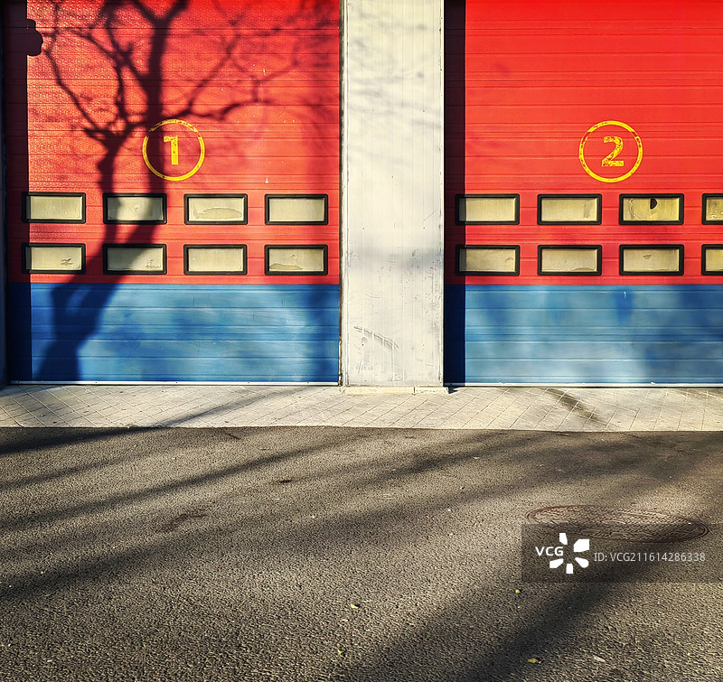 消防站红色大门和门上树影 北京2025图片素材