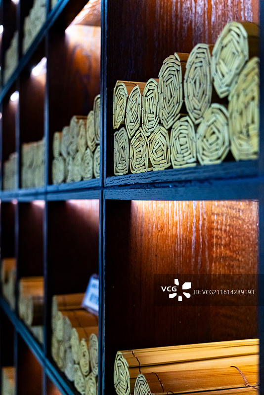 山东济宁曲阜孔子博物馆竹简文物藏品特写镜头图片素材