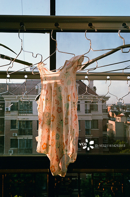 挂在晾衣绳上的衣服特写镜头图片素材