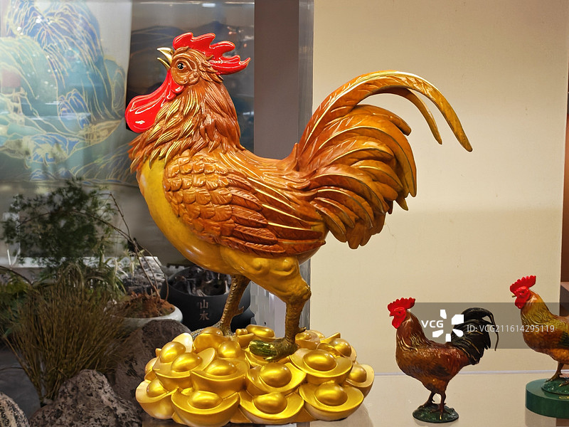 金鸡踏宝 大公鸡脚踏金元宝。俩小鸡凑热闹，绿枝石头陪衬，吉物喜气充满阳光。明明白白。图片素材