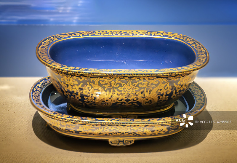南京博物院藏 清乾隆 霁蓝釉描金缠枝飞凤带托水仙盆图片素材