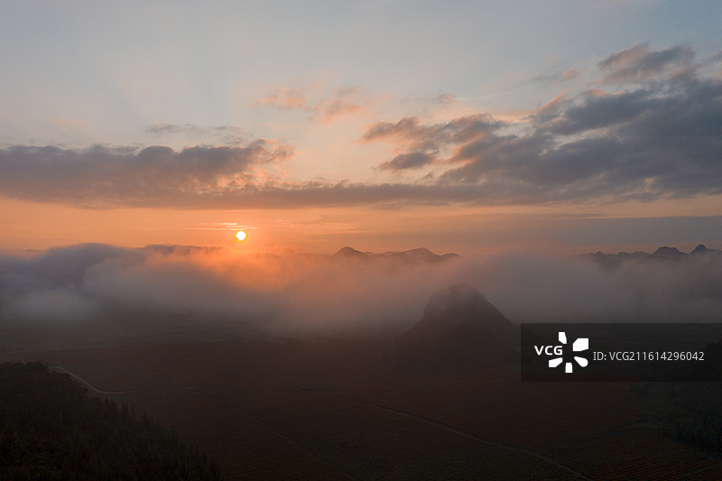 航拍云南罗平金鸡峰丛云海日出美景图片素材
