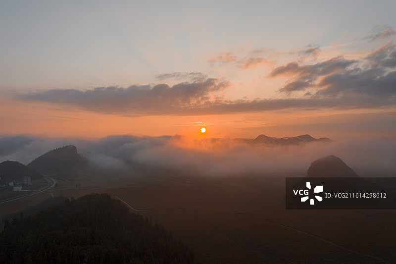 航拍云南罗平金鸡峰丛云海日出美景图片素材