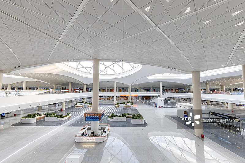 北京通州站车站大厅内带穹顶天窗的多层空间图片素材