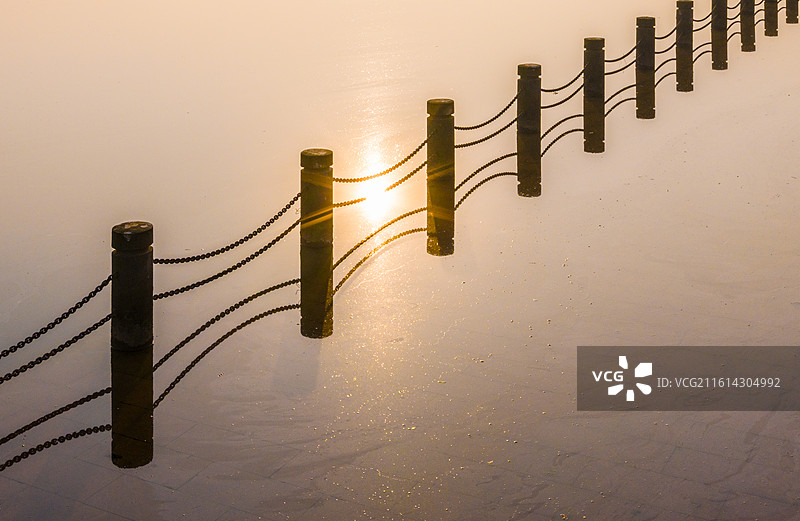 水上极简摄影 河边护栏 抽象摄影 线条图片素材