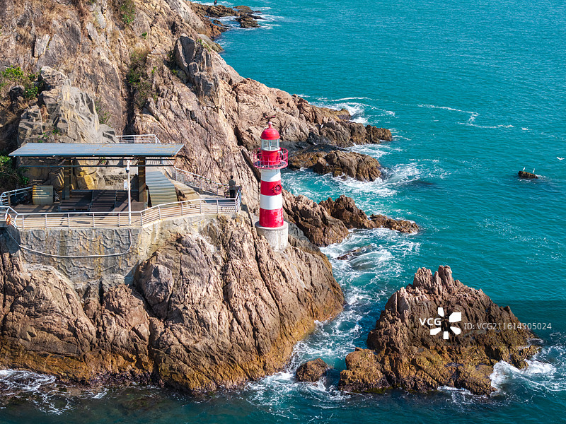 深圳小梅沙航拍海岸礁石灯塔图片素材