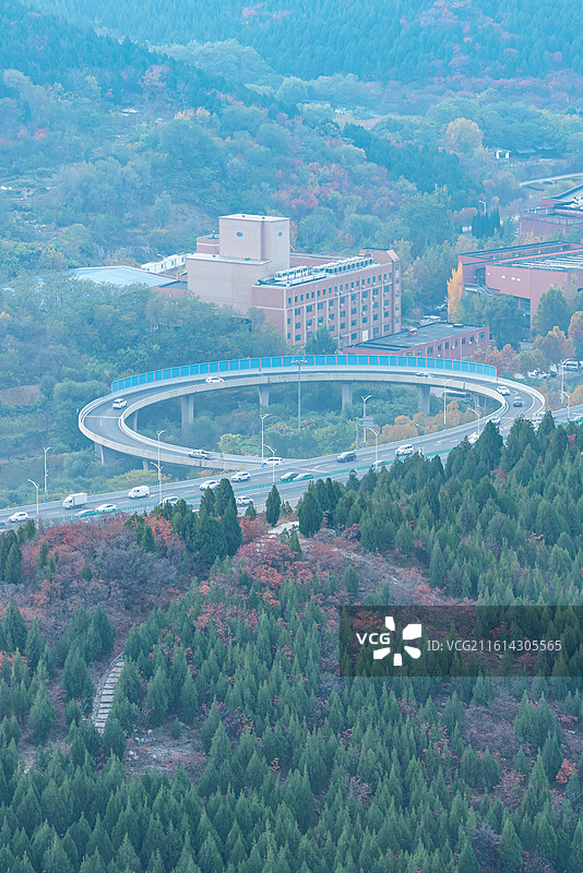 航拍视角蝎子山蚰蜒山秋色掩映中的山东济南二环南路环形高架桥立交桥隧道建筑景观图片素材
