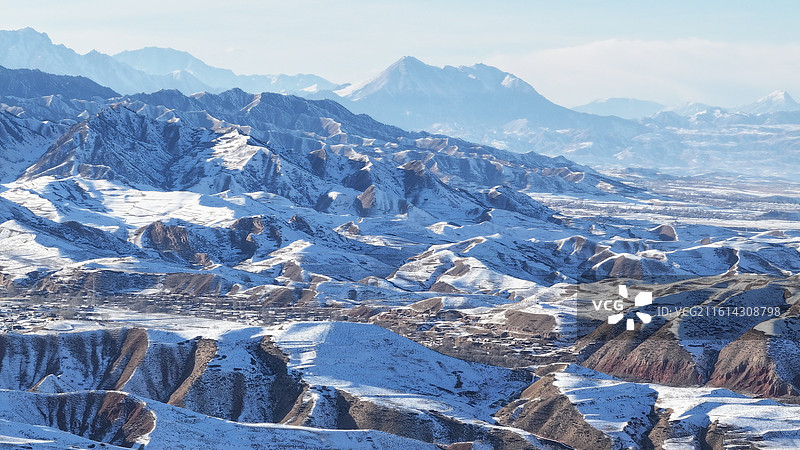 2025年12月20日，位于甘肃省张掖市民乐县境内的祁连山脉巍峨群锋被皑皑白雪覆盖，蔚为壮观。图片素材