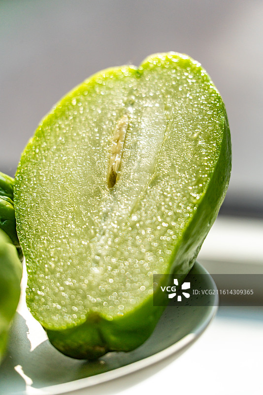 绿色虚化背景中的佛手瓜蔬菜特写镜头图片素材