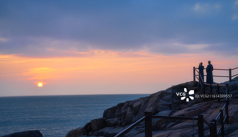 礁石上的禅意人生图片素材