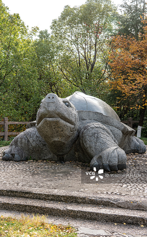 秋色中的南京九华山公园千寿龟图片素材