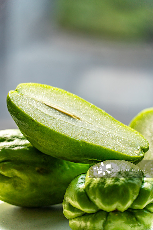 绿色虚化背景中的佛手瓜蔬菜特写镜头图片素材