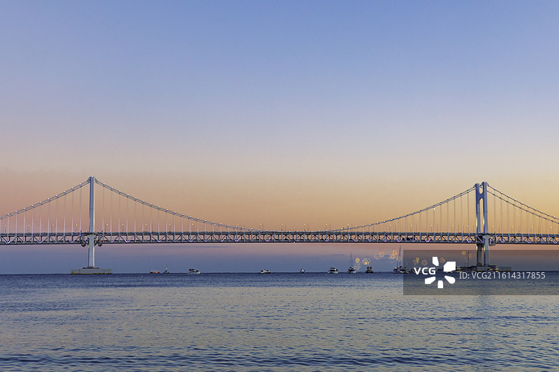 海边大桥的日落图片素材